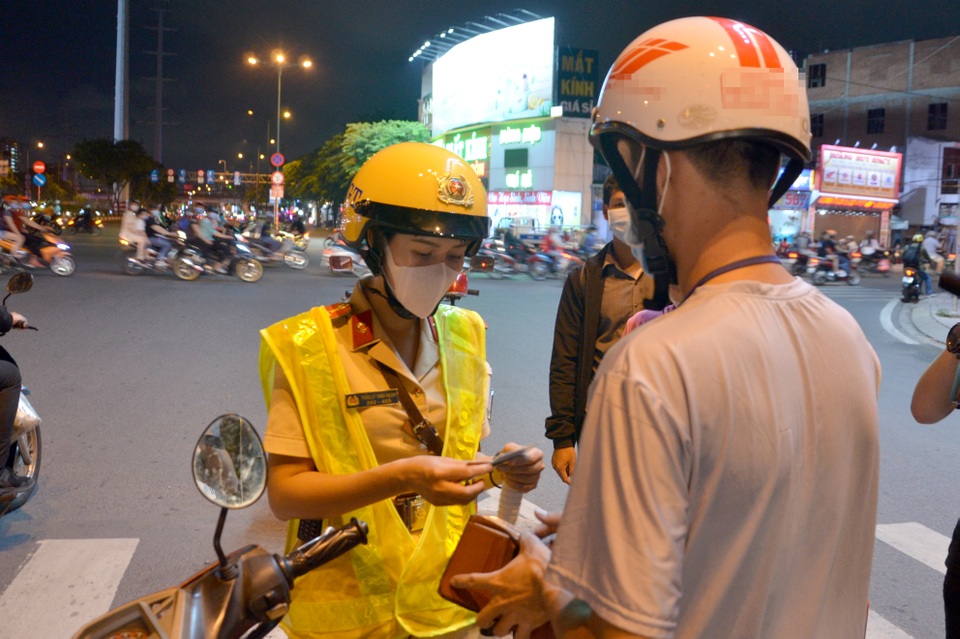 Nữ CSGT đo nồng độ cồn trên “phố nhậu” ở Sài Gòn - 6 Nữ CSGT đo nồng độ cồn trên “phố nhậu” ở Sài Gòn - 6