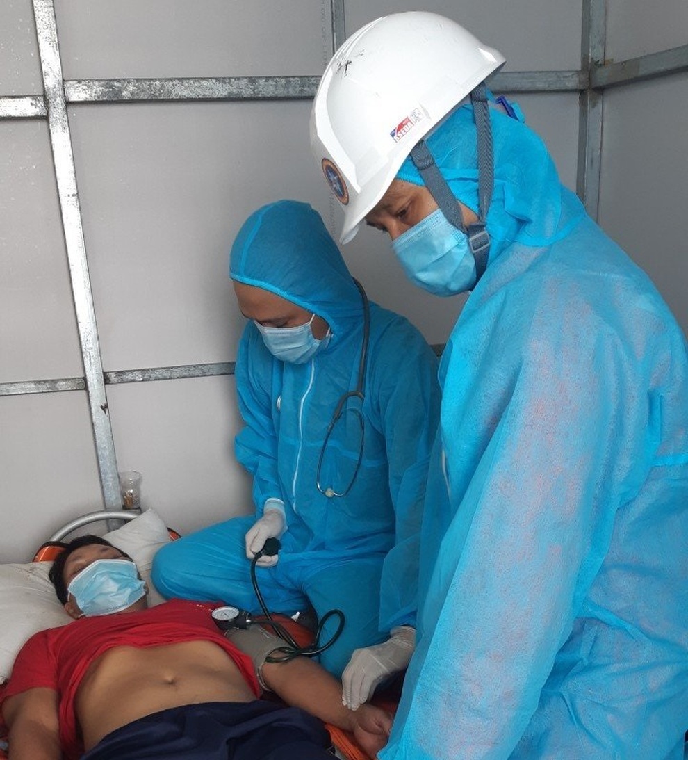 Bình Định: Thần tốc đưa ngư dân bị đột quỵ trên biển vào đất liền cấp cứu - 1 Bình Định: Thần tốc đưa ngư dân bị đột quỵ trên biển vào đất liền cấp cứu - 1