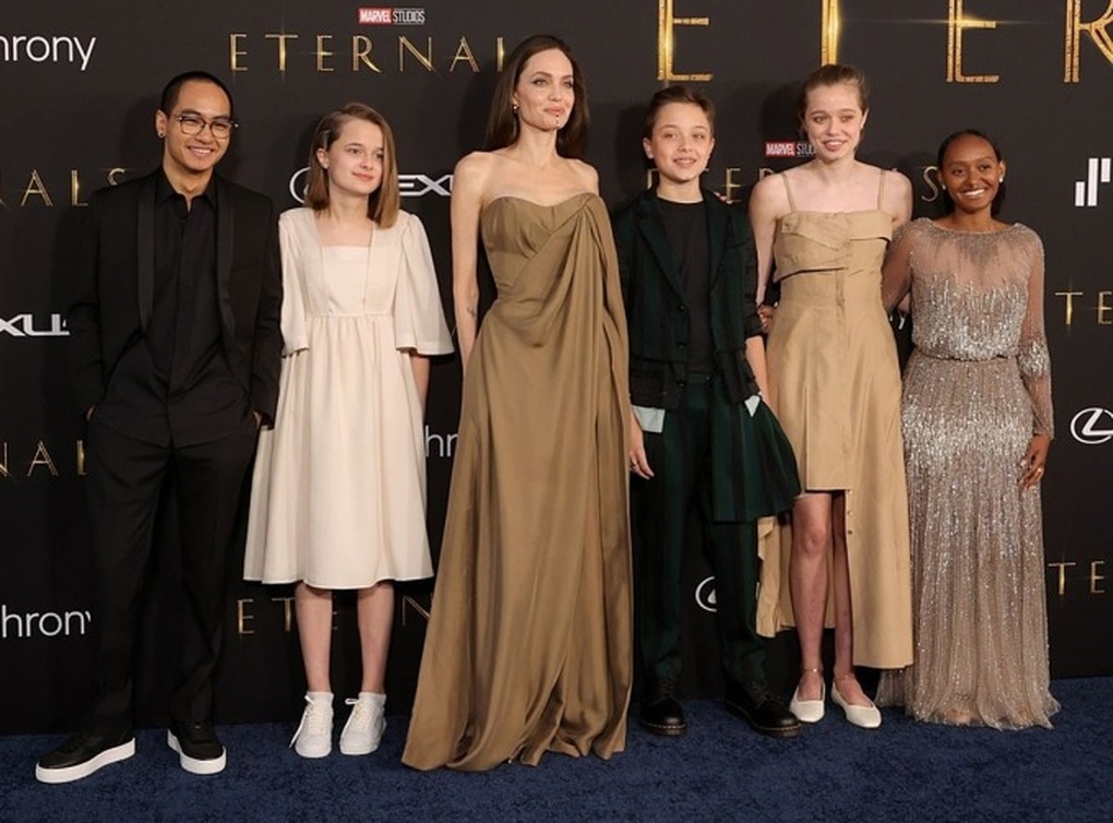 Cậu con trai út hiếm hoi lộ diện và bí ẩn của Angelina Jolie và Brad Pitt - 5 Cậu con trai út hiếm hoi lộ diện và bí ẩn của Angelina Jolie và Brad Pitt - 5