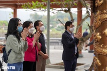 Người dân nhộn nhịp đi lễ đền ông Hoàng Bảy trước ngày mở cửa trở lại