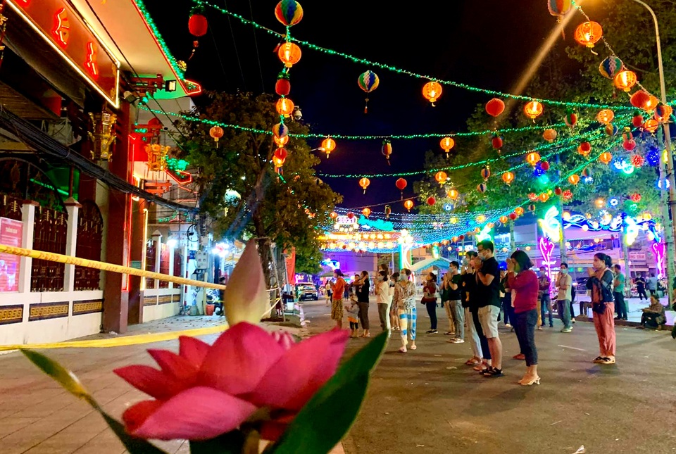 Lễ hội lớn nhất Đông Nam Bộ đóng cửa, người dân đứng ngoài chùa cầu an - 8 Lễ hội lớn nhất Đông Nam Bộ đóng cửa, người dân đứng ngoài chùa cầu an - 8