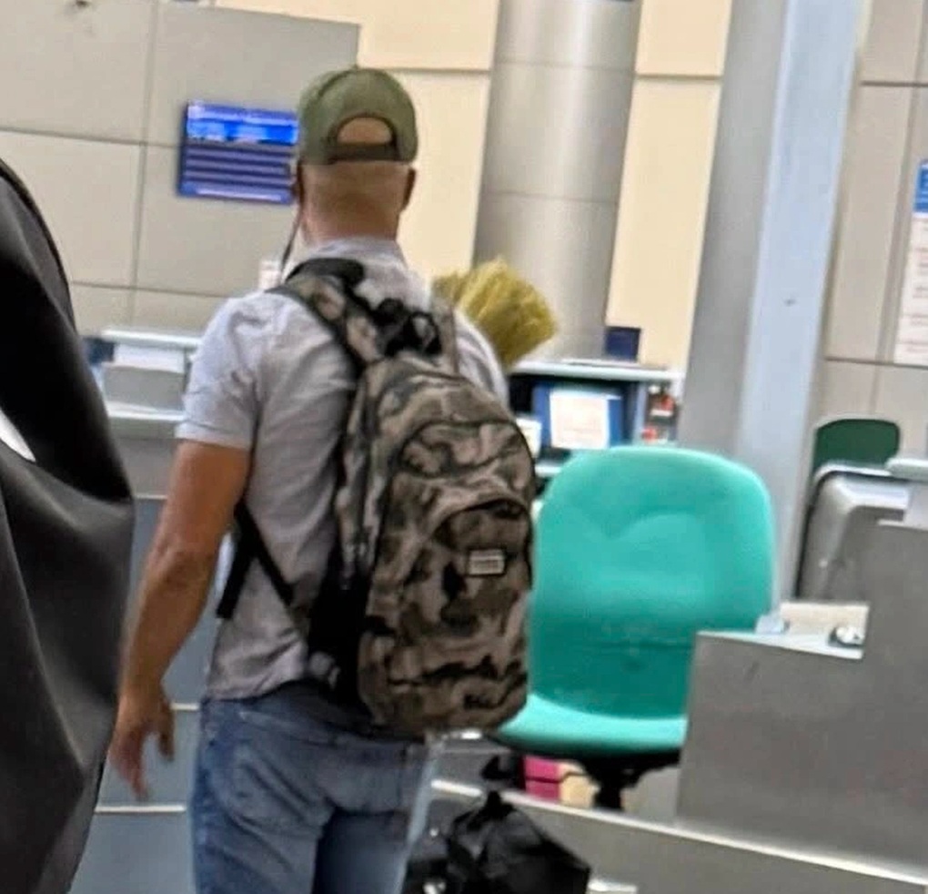 Hình ảnh khách Tây ôm chổi đót Việt Nam về nước gây xôn xao - 1 Hình ảnh khách Tây ôm chổi đót Việt Nam về nước gây xôn xao - 1