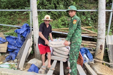 Bộ đội băng rừng, vượt sông giúp dân xây nhà