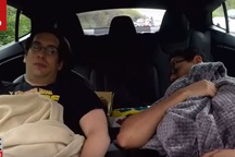 Nhiều tài xế lạm dụng tính năng tự lái của xe Tesla