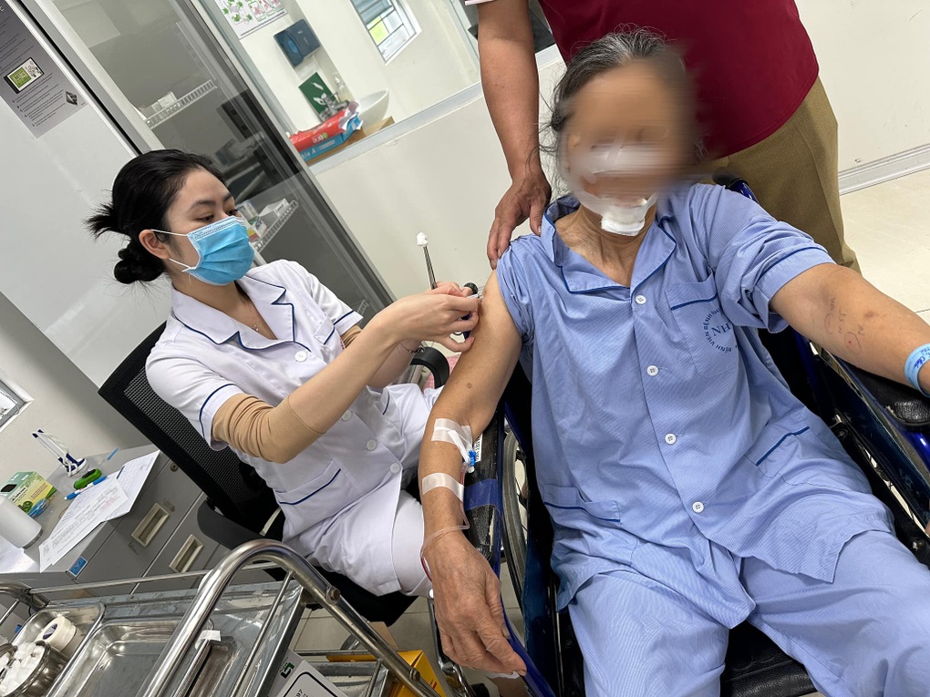 Hà Nội: Bị chó cắn lộ xương, người phụ nữ khâu gần 70 mũi - 1 Hà Nội: Bị chó cắn lộ xương, người phụ nữ khâu gần 70 mũi - 1