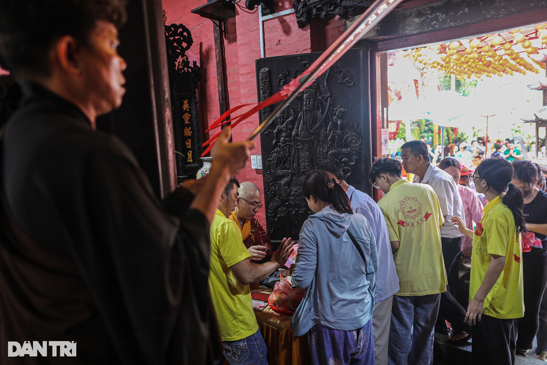 Người dân đội nắng, chen chúc chờ làm lễ chuyển vận dịp rằm tháng Giêng - 7 Người dân đội nắng, chen chúc chờ làm lễ chuyển vận dịp rằm tháng Giêng - 7