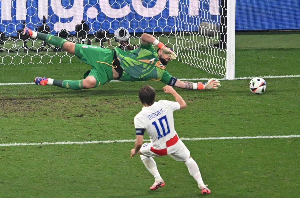 Phút điên rồ, giây chết lặng và kịch bản nghiệt ngã cho Luka Modric - 3 Phút điên rồ, giây chết lặng và kịch bản nghiệt ngã cho Luka Modric - 3