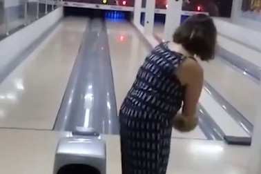 Sự cố bất ngờ trong lúc chơi bowling