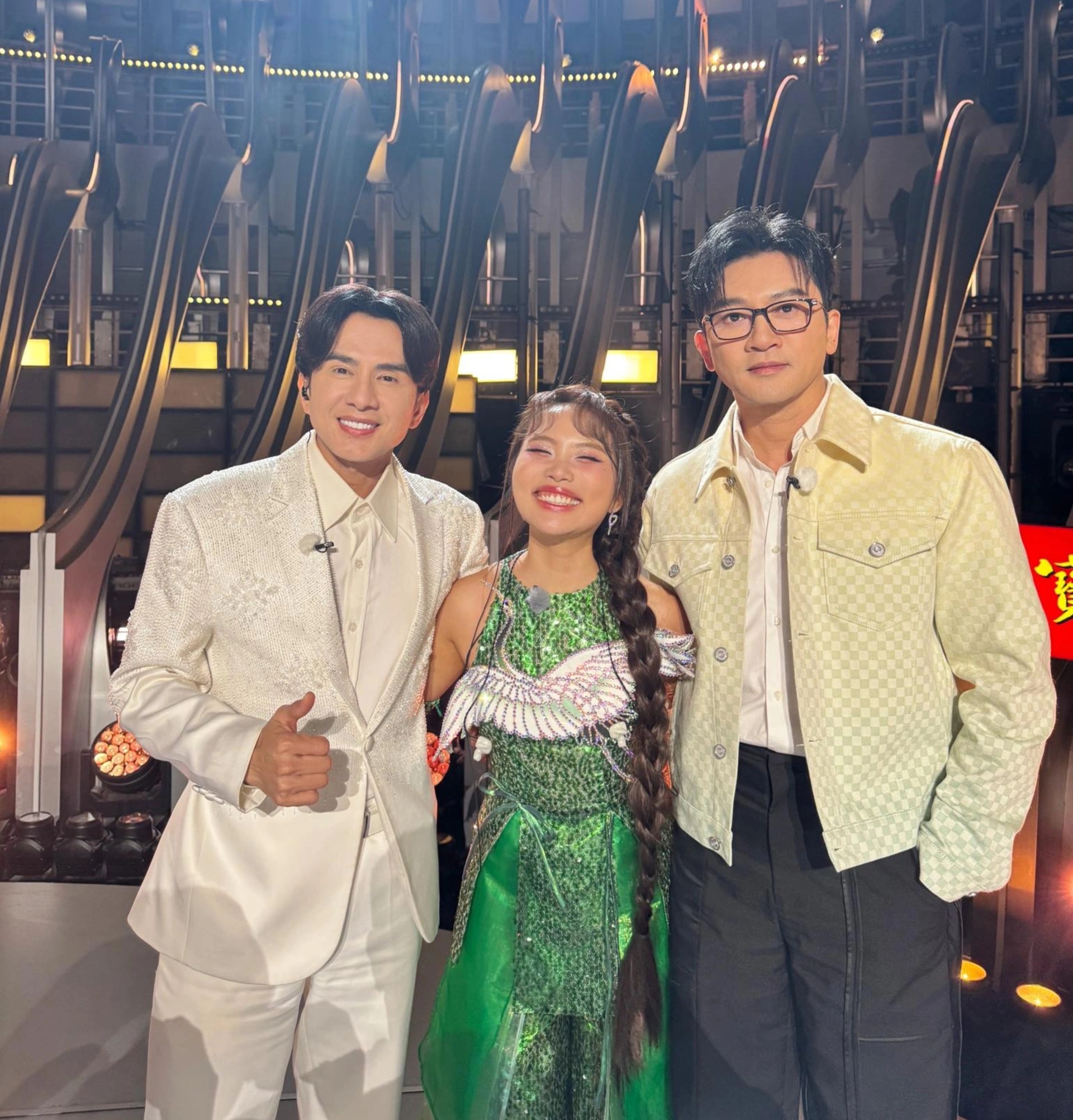 Phương Mỹ Chi gây sốt với 3 trang phục biểu diễn ở cuộc thi hát quốc tế - 11