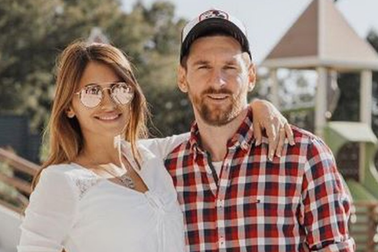 Vợ chồng Messi gây xúc động với loạt ảnh tình yêu ngọt ngào