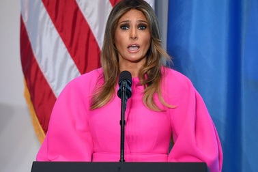 Bà Melania Trump gây chú ý với bộ cánh hồng rực tại Liên Hợp Quốc