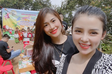 Hot girl Phạm Ngọc Linh tặng áo ấm cho trẻ em vùng cao