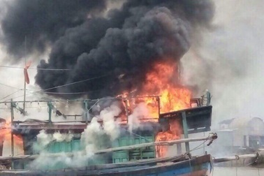 Tàu cá bốc cháy ngùn ngụt trong cảng