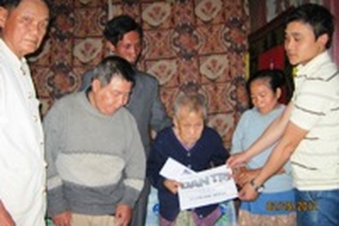 Quảng Bình: Hơn 13 triệu đồng đến với gia đình bà cụ 90 tuổi nuôi con mù lòa