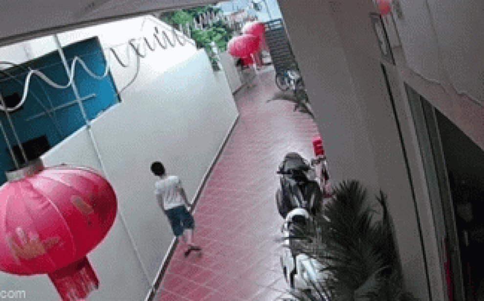 Cháu bé thoát chết trong gang tấc khiến dân mạng thót tim  - 1 Cháu bé thoát chết trong gang tấc khiến dân mạng thót tim  - 1