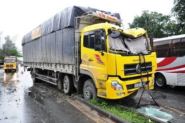 Tài xế ngủ gật lái xe tải ủi bay dải phân cách