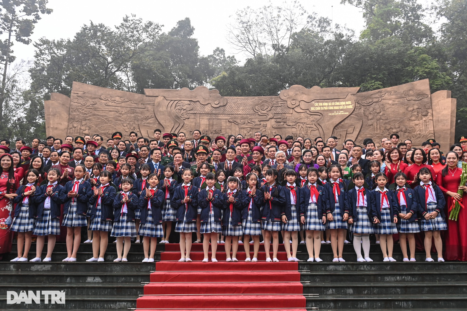 Chủ tịch nước Lương Cường cùng nhân dân dâng hương các Vua Hùng - 10 Chủ tịch nước Lương Cường cùng nhân dân dâng hương các Vua Hùng - 10