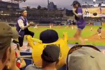 Clip gây sốt: Cô gái bỏ chạy khi bạn trai quỳ gối cầu hôn chốn đông người