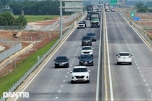 Ngày đầu nghỉ lễ, tài xế đi cao tốc từ Hà Nội về Hà Tĩnh mất 7 giờ