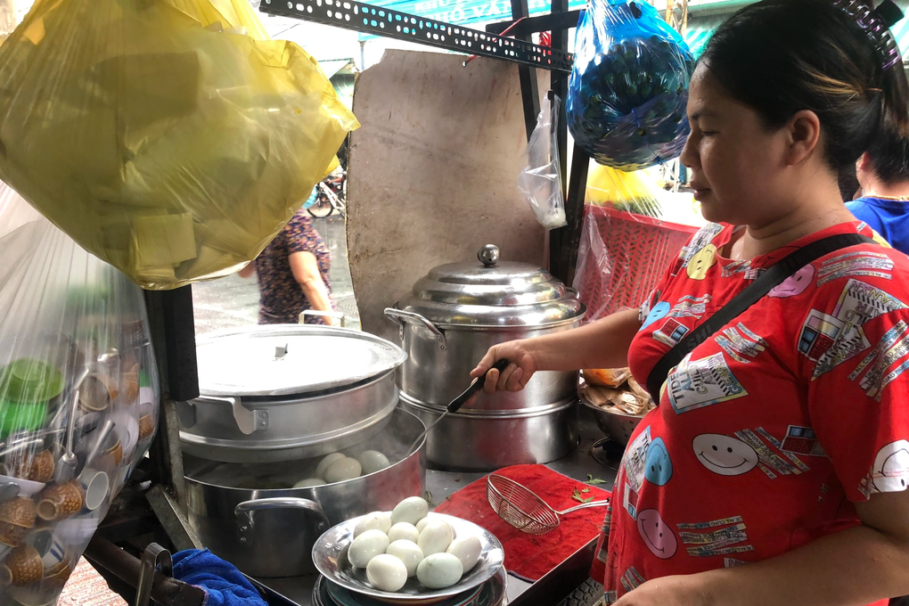 Mua nhà tiền tỷ với quán trứng vịt lộn bán hơn 4.000 quả mỗi ngày - 2 Mua nhà tiền tỷ với quán trứng vịt lộn bán hơn 4.000 quả mỗi ngày - 2