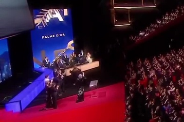 Jane Fonda... ném giải Cành Cọ Vàng về phía nữ đạo diễn Justine Triet