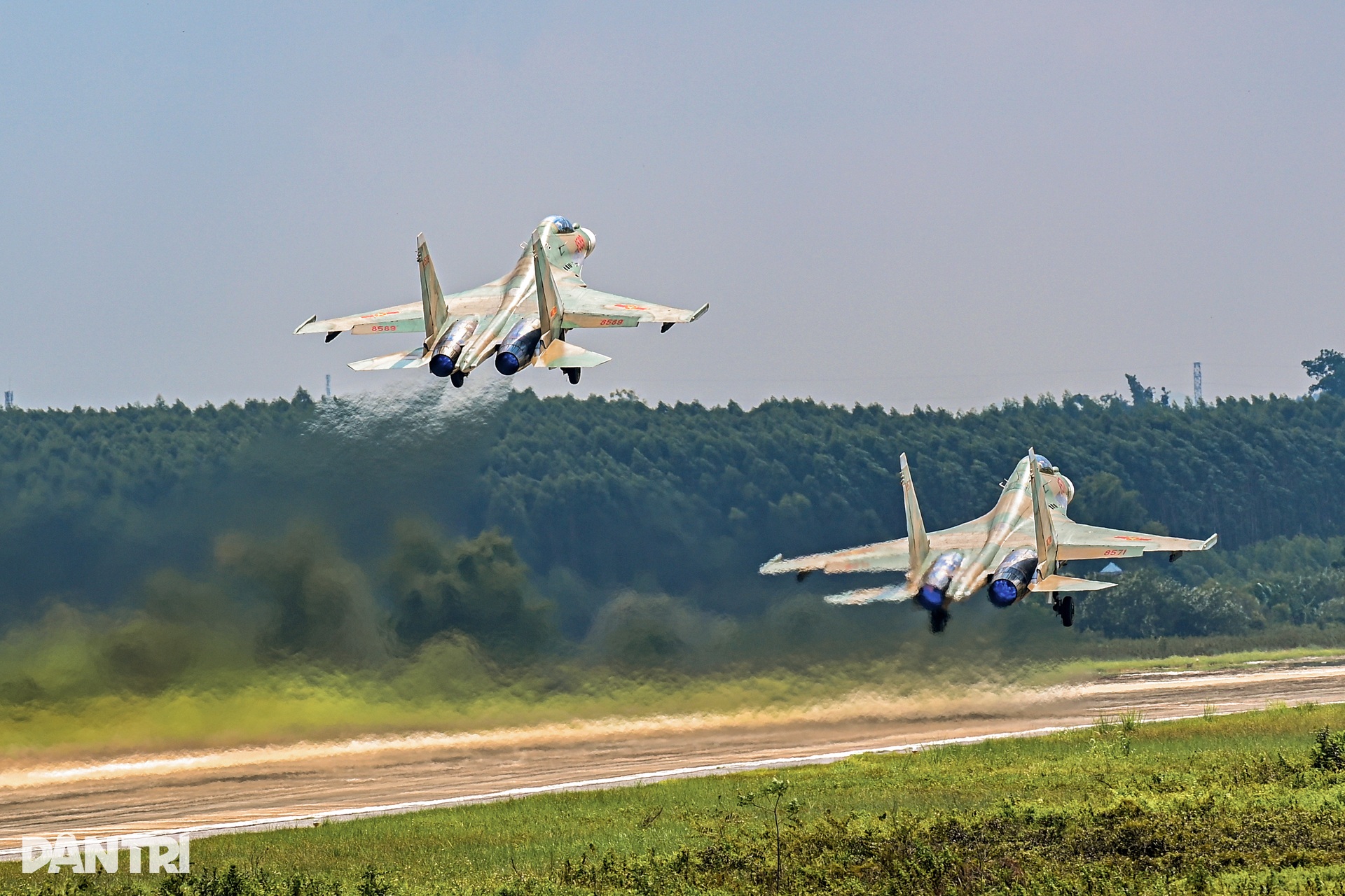 Khoảnh khắc SU-30MK2 xé gió, khí tụ kín lưng cánh như khoác mây trắng - 6 Khoảnh khắc SU-30MK2 xé gió, khí tụ kín lưng cánh như khoác mây trắng - 6