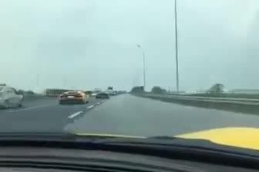 Đoàn siêu xe xuyên Việt “Car & Passion” chạy như đua trên đường cao tốc bất chấp biển báo tốc độ và làn đường