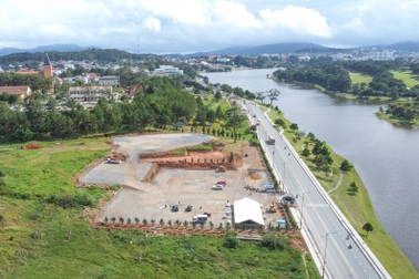 Đà Lạt có bãi đậu lên đến 600 ô tô cạnh hồ Xuân Hương