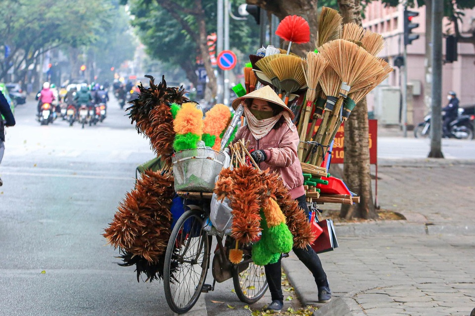 Người dân Thủ đô trùm áo mưa, bịt kín mít trong cái lạnh 8 độ C - 9 Người dân Thủ đô trùm áo mưa, bịt kín mít trong cái lạnh 8 độ C - 9