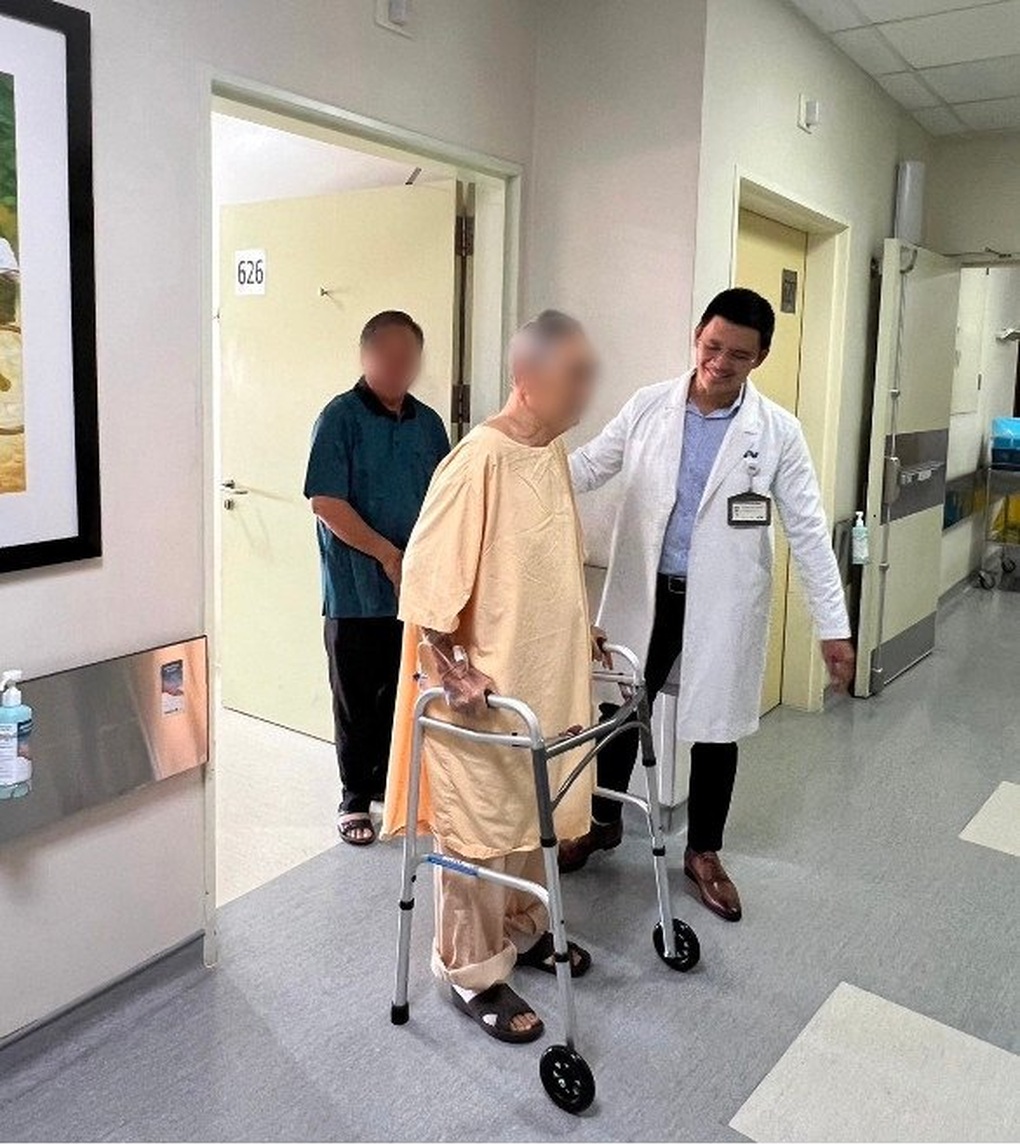 Gãy cổ xương đùi, cụ ông 102 tuổi vẫn tin tưởng để bác sĩ FV phẫu thuật và đi được trở lại - 1 Gãy cổ xương đùi, cụ ông 102 tuổi vẫn tin tưởng để bác sĩ FV phẫu thuật và đi được trở lại - 1
