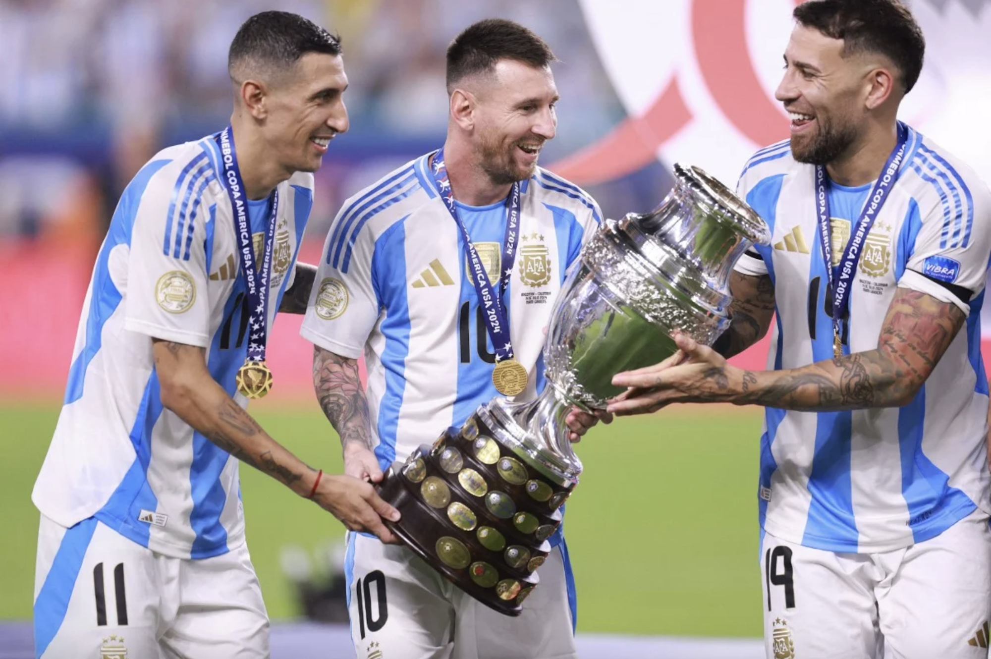 Di Maria nghẹn ngào chia tay, HLV Scaloni muốn Messi dự World Cup 2026 - 2