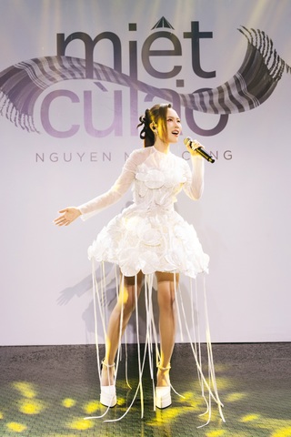 Á hậu Quỳnh Châu mặc trang phục độc đáo, gây chú ý trước ngày cưới - 10 Á hậu Quỳnh Châu mặc trang phục độc đáo, gây chú ý trước ngày cưới - 10