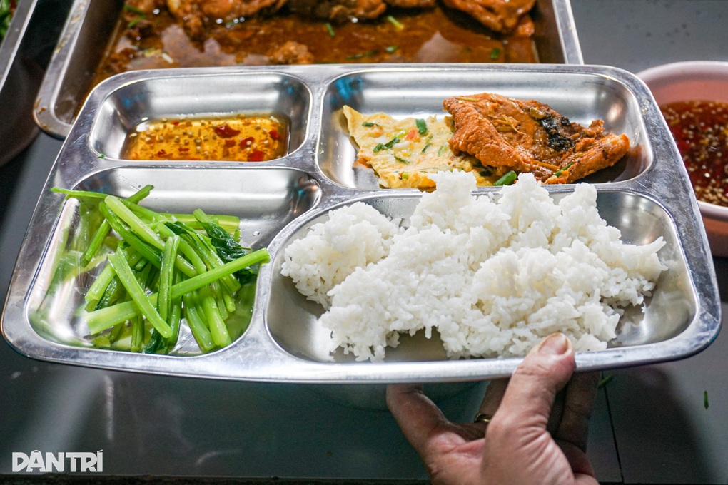 Suất cơm đồng cảm 2.000 đồng ở Đà Nẵng - 2
