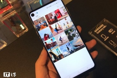 Samsung trình làng smartphone “màn hình đục lỗ” đầu tiên trên thế giới