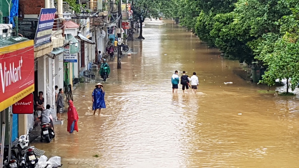 Người dân trú trên gác mái, cho lợn lên giường tránh lũ - 9 Người dân trú trên gác mái, cho lợn lên giường tránh lũ - 9