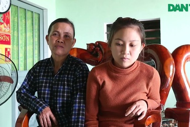 Bà Võ Thị Tám (mẹ em Hiền) chia sẻ về bệnh tình của con