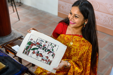 Đại sứ nước ngoài thích thú làm tranh Đông Hồ, mặc áo tứ thân