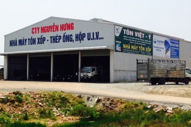 Nam thanh niên mất cánh tay vì máy cán tôn