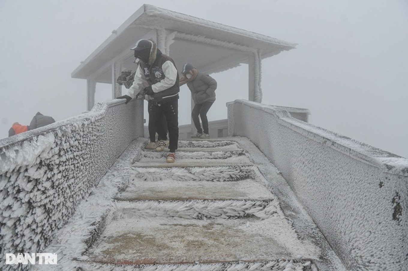 Bão Phượng Hoàng ra khỏi Biển Đông, miền Bắc sắp đón không khí lạnh mạnh