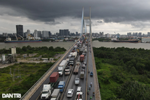 Dòng xe container kẹt từ trưa đến chiều, kéo dài gần 2km trên cầu Phú Mỹ