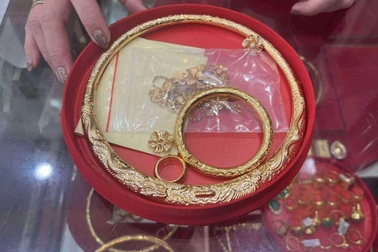 Bỏ gần 3 triệu đồng thuê 5 cây vàng để con trai đỡ tủi thân trong ngày cưới