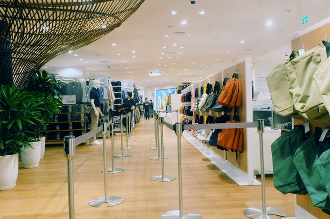 Hàng trăm khách đeo khẩu trang xếp hàng chờ mua sắm ở cửa hàng Uniqlo đầu tiên tại Hà Nội - Ảnh 10. Hàng trăm khách đeo khẩu trang xếp hàng chờ mua sắm ở cửa hàng Uniqlo đầu tiên tại Hà Nội - Ảnh 10.