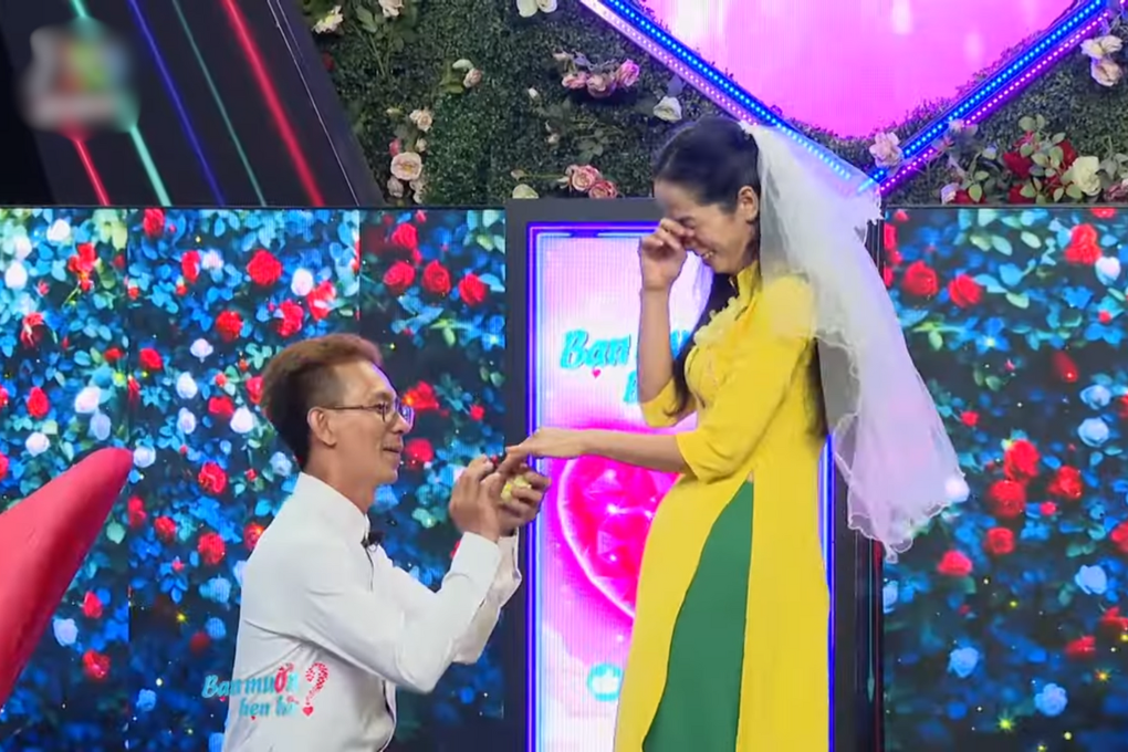 Chưa hẹn hò, 8X Đồng Tháp đã bất ngờ quỳ gối và lấy nhẫn cầu hôn cô gái - 1 Chưa hẹn hò, 8X Đồng Tháp đã bất ngờ quỳ gối và lấy nhẫn cầu hôn cô gái - 1