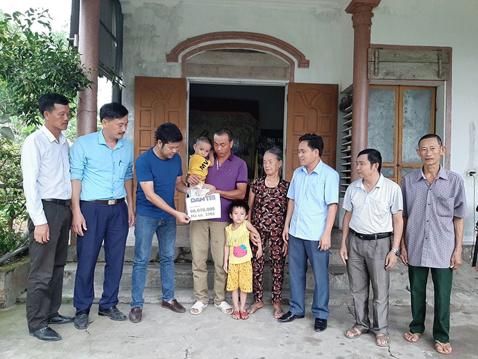 Hai bé thơ mất mẹ ấm áp trong vòng tay yêu thương của bạn đọc Dân trí - 1 Hai bé thơ mất mẹ ấm áp trong vòng tay yêu thương của bạn đọc Dân trí - 1
