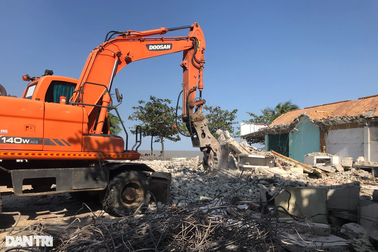 Đồng loạt tháo dỡ ki ốt tại bãi biển Cửa Lò