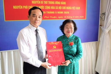 Bí thư TPHCM trao Huy hiệu Đảng đến nguyên Phó Chủ tịch nước Trương Mỹ Hoa