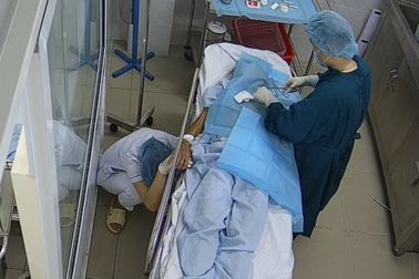 Điều dưỡng mệt nhoài vẫn cố nắm tay bà cụ "đòi chết" sau 10 năm chạy thận