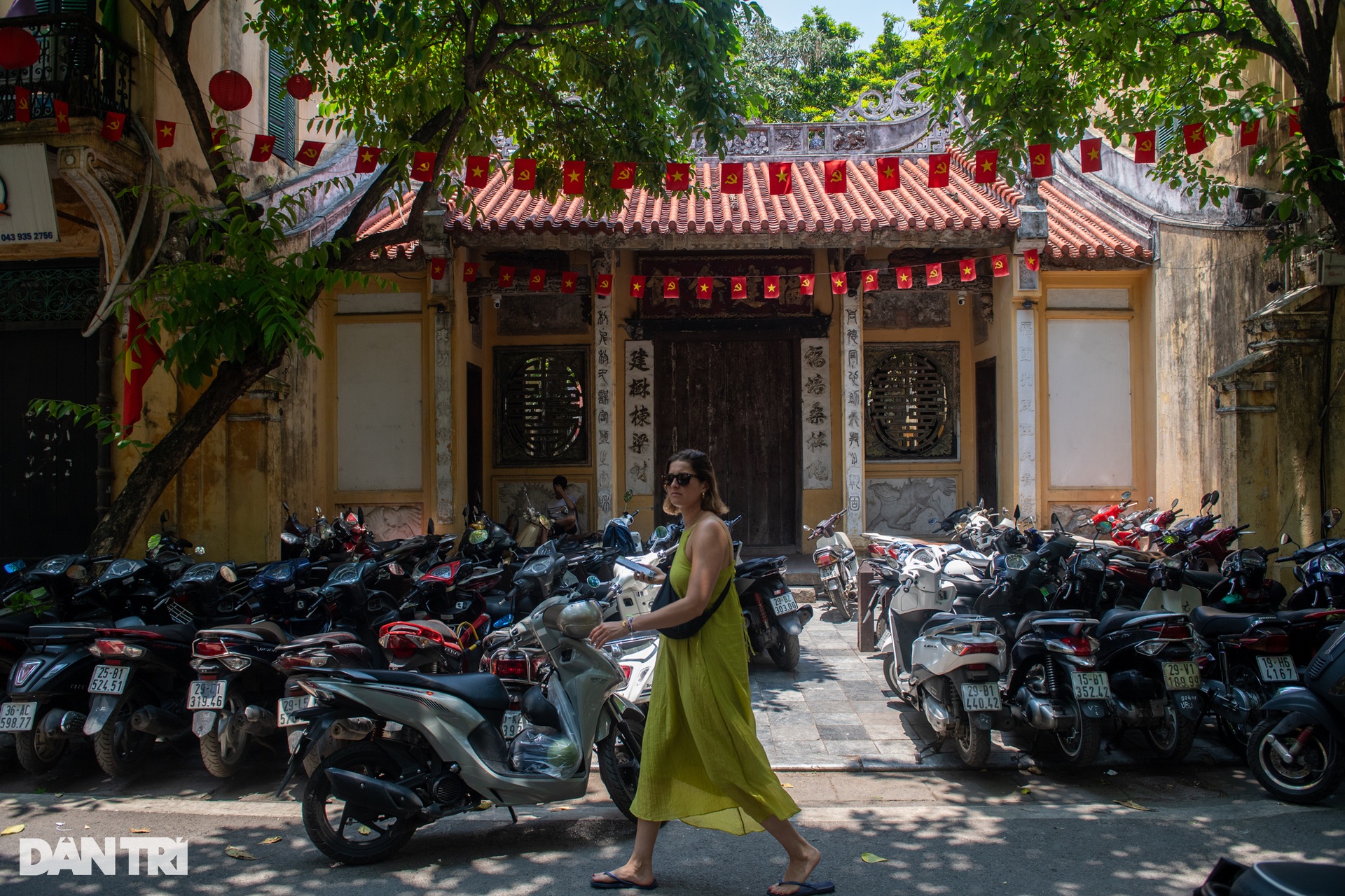 Hà Nội: Tái diễn cảnh chiếm dụng vỉa hè, đẩy người đi bộ xuống lòng đường - 6 Hà Nội: Tái diễn cảnh chiếm dụng vỉa hè, đẩy người đi bộ xuống lòng đường - 6