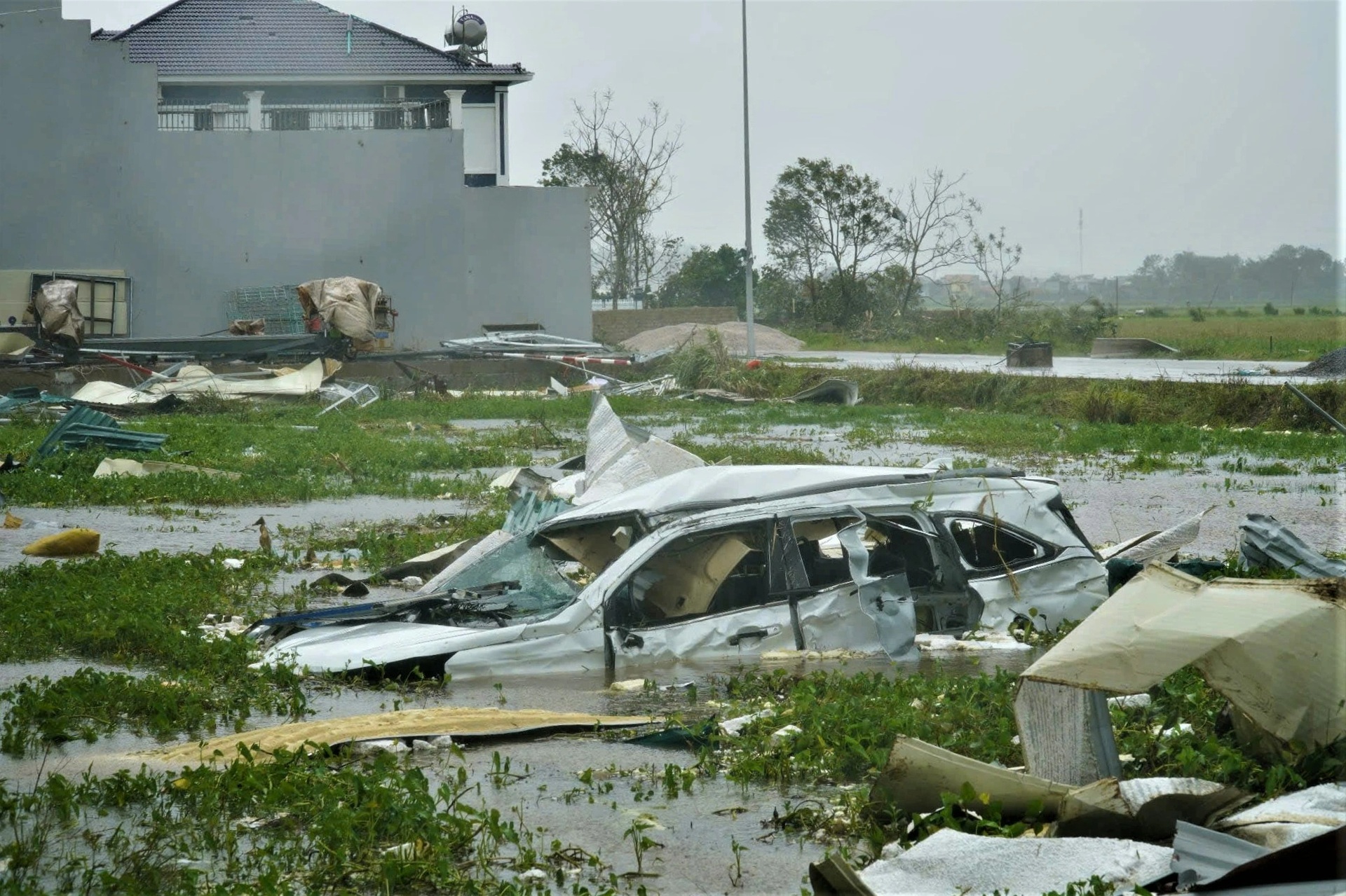 Bão Bualoi gây hư hỏng hàng loạt ô tô, xe máy - 8 Bão Bualoi gây hư hỏng hàng loạt ô tô, xe máy - 8