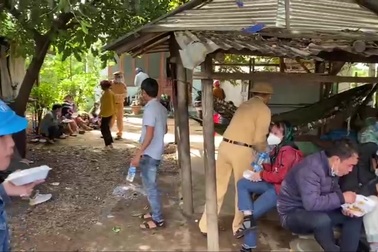 CSGT cùng lực lượng chức năng hỗ trợ xăng, thức ăn cho người dân trở về quê